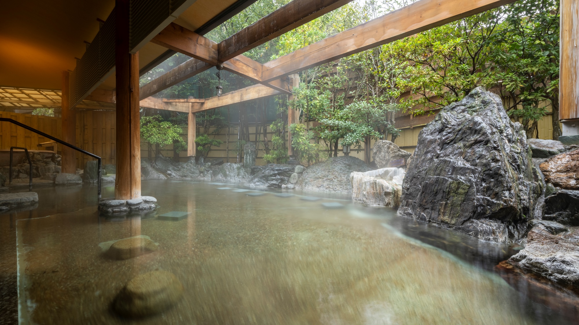 300坪を誇る湯殿が自慢 ホテルサンバレー伊豆長岡