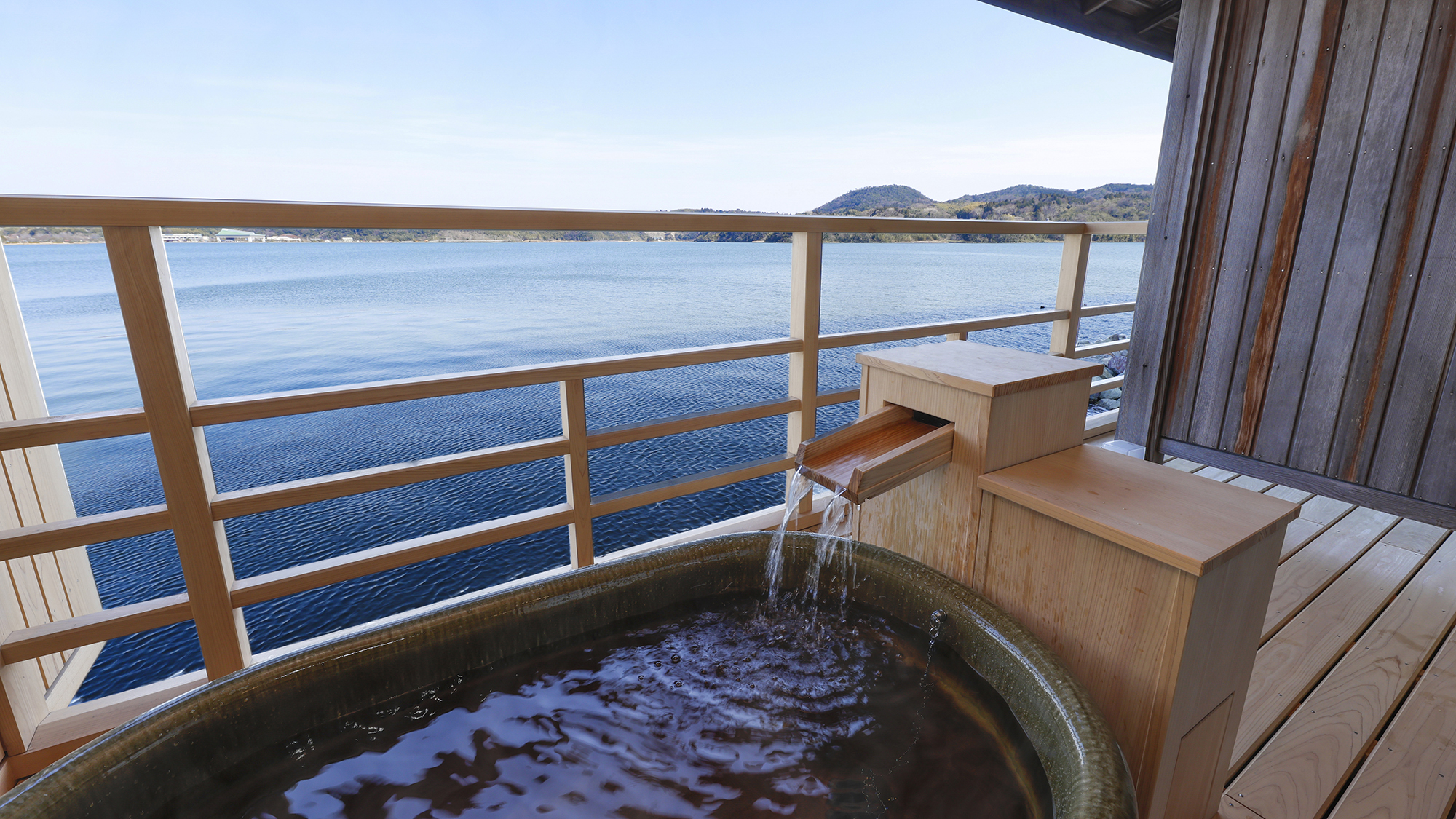 湖上に浮かぶ絶景の宿　はわい温泉　千年亭